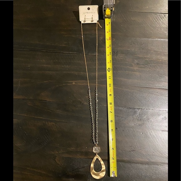 Long beaded necklace with earrings. - Picture 4 of 4